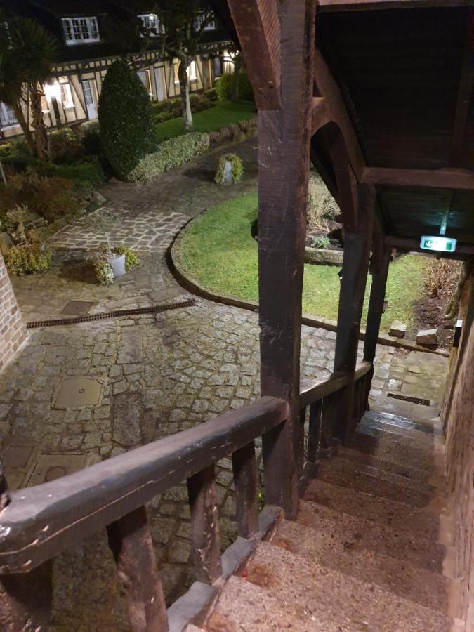 ホテル オテル ド ラ クロワ ドール アブランシュ エクステリア 写真